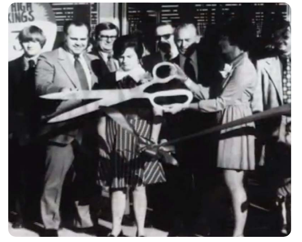 1962 г. - рязане на лентата при откриването на първия магазин Walmart в Роджърс, Арканзас