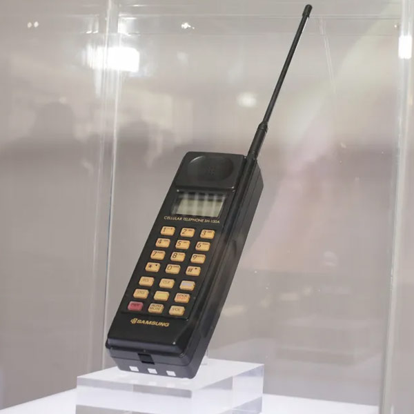 SH-100 - първият мобилен телефон на Samsung