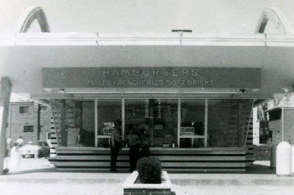 Първият ресторант на Рей Крок в Илинойс точно преди отварянето му на 15 април 1955 г.